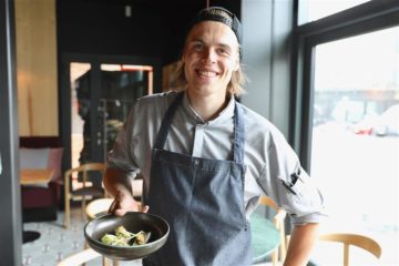 Keittiömestari Antti Salli työssään ravintola Gustavissa.